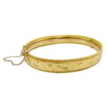 9ct gold bangle engraved decoration, Sheffield 1977, approx 17.