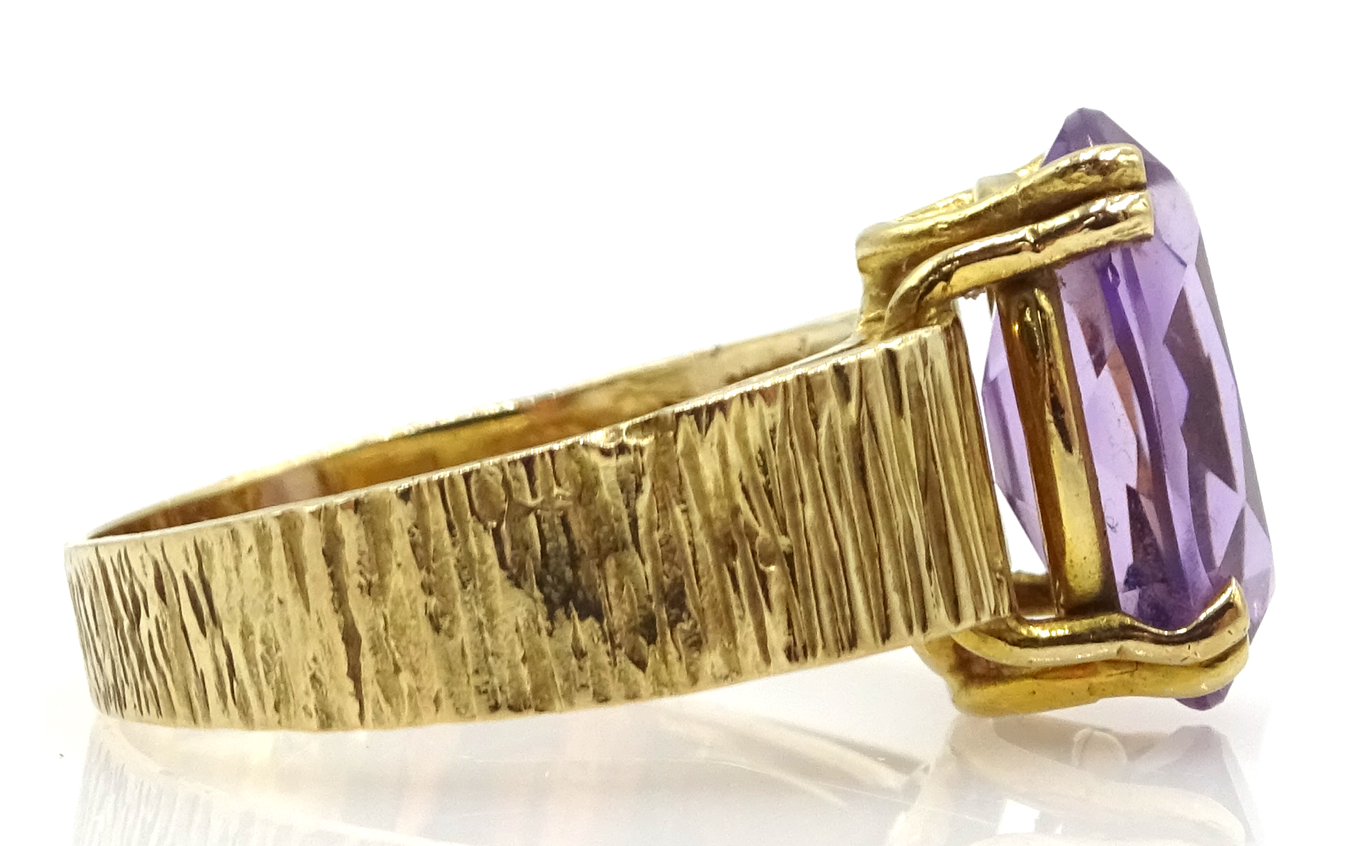 Gold oval single stone amethyst ring, bark effect shank, - Image 3 of 4