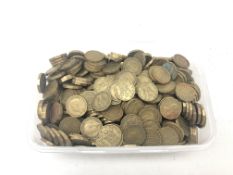 Approximately 550 brass threepences coins Condition Report <a href='//www.