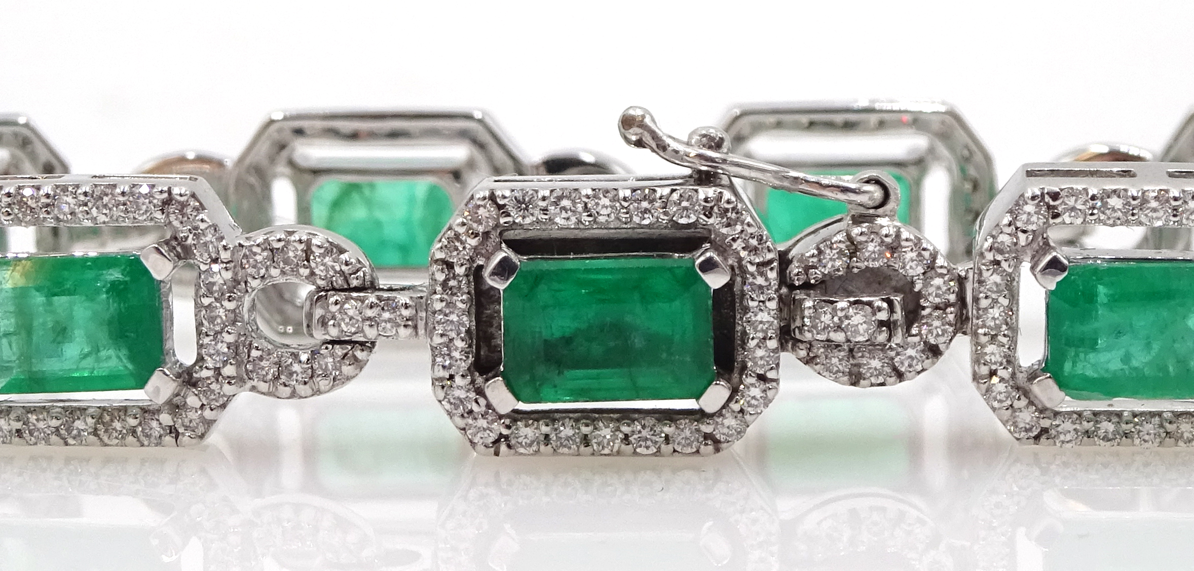 18ct white gold emerald cut emerald and round brilliant cut diamond bracelet, hallmarked, - Image 4 of 4