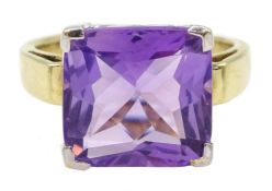 Gold princess cut amethyst ring, stamped 9K Condition Report Approx 6.