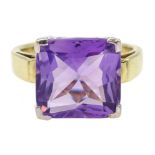 Gold princess cut amethyst ring, stamped 9K Condition Report Approx 6.