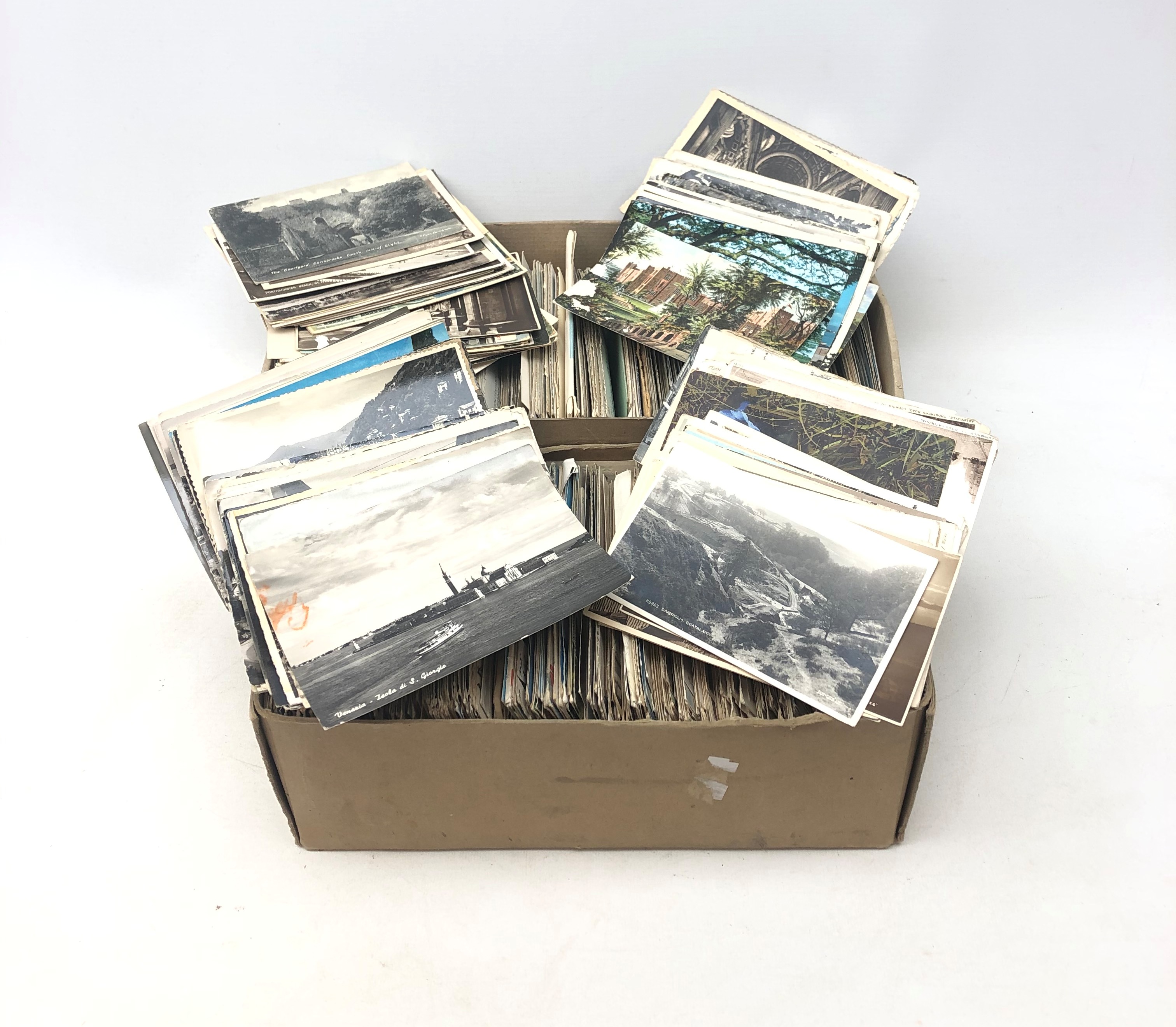 Large quantity of loose Edwardian and later postcards including topographical, greetings,