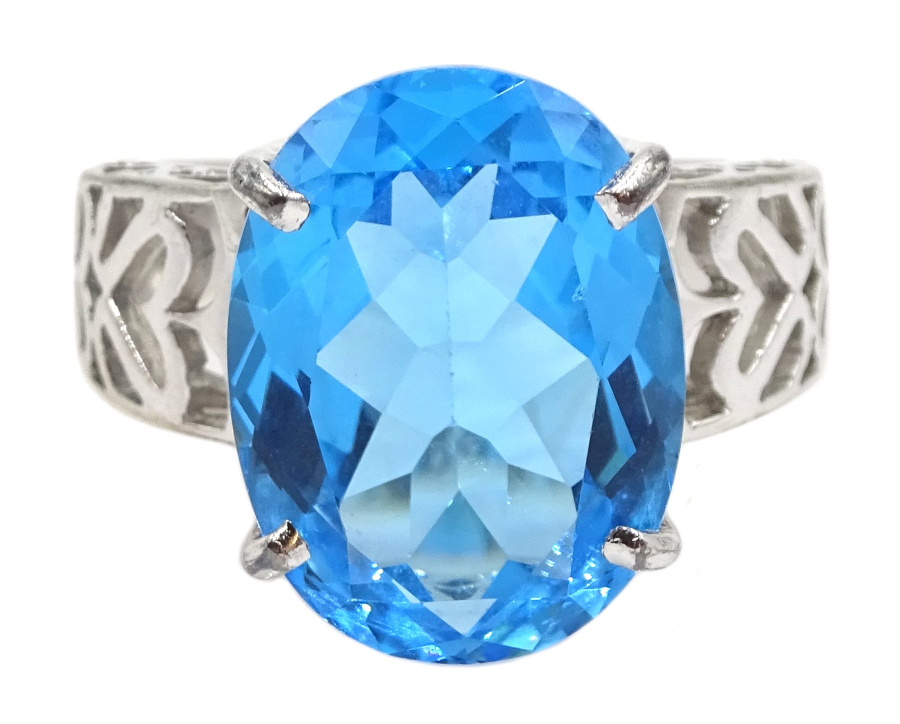 9ct white gold oval Swiss blue topaz ring, with openwork shank, stamped 375 [image code: 4mc]