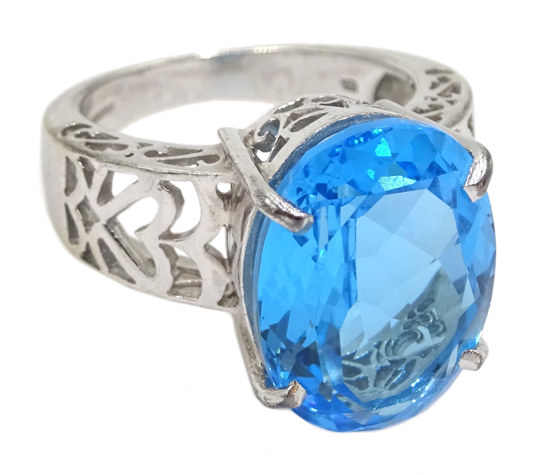 9ct white gold oval Swiss blue topaz ring, with openwork shank, stamped 375 [image code: 4mc] - Image 2 of 4