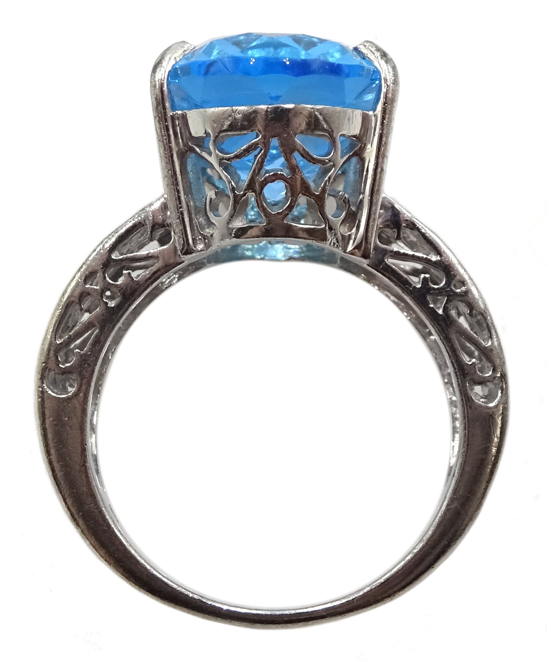 9ct white gold oval Swiss blue topaz ring, with openwork shank, stamped 375 [image code: 4mc] - Image 4 of 4