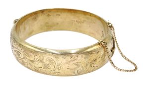 9ct gold bangle with engraved decoration, Birmingham 1987, approx 30gm