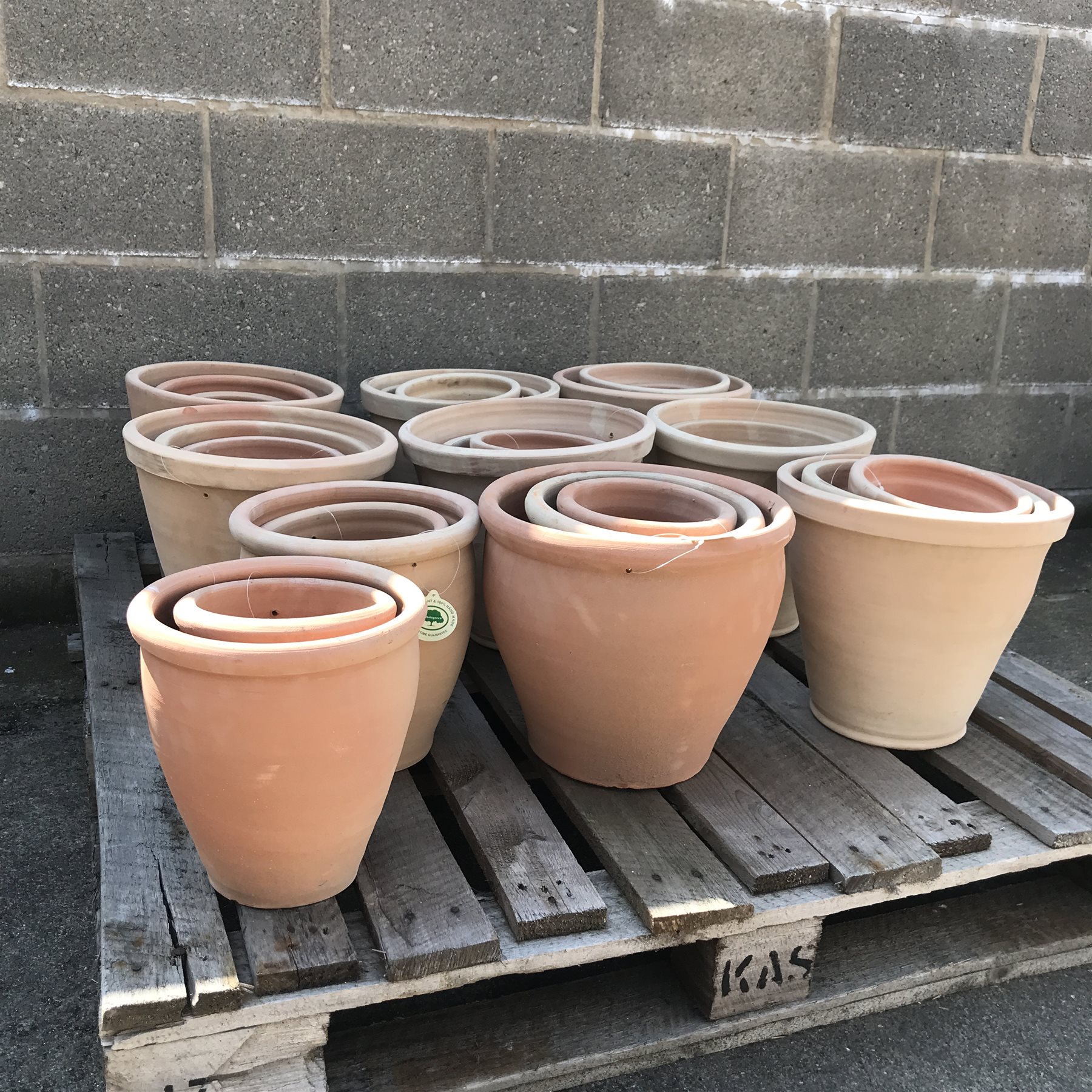 A quantity of approx. thirty two terracotta pots - various shapes and sizes - Image 2 of 3
