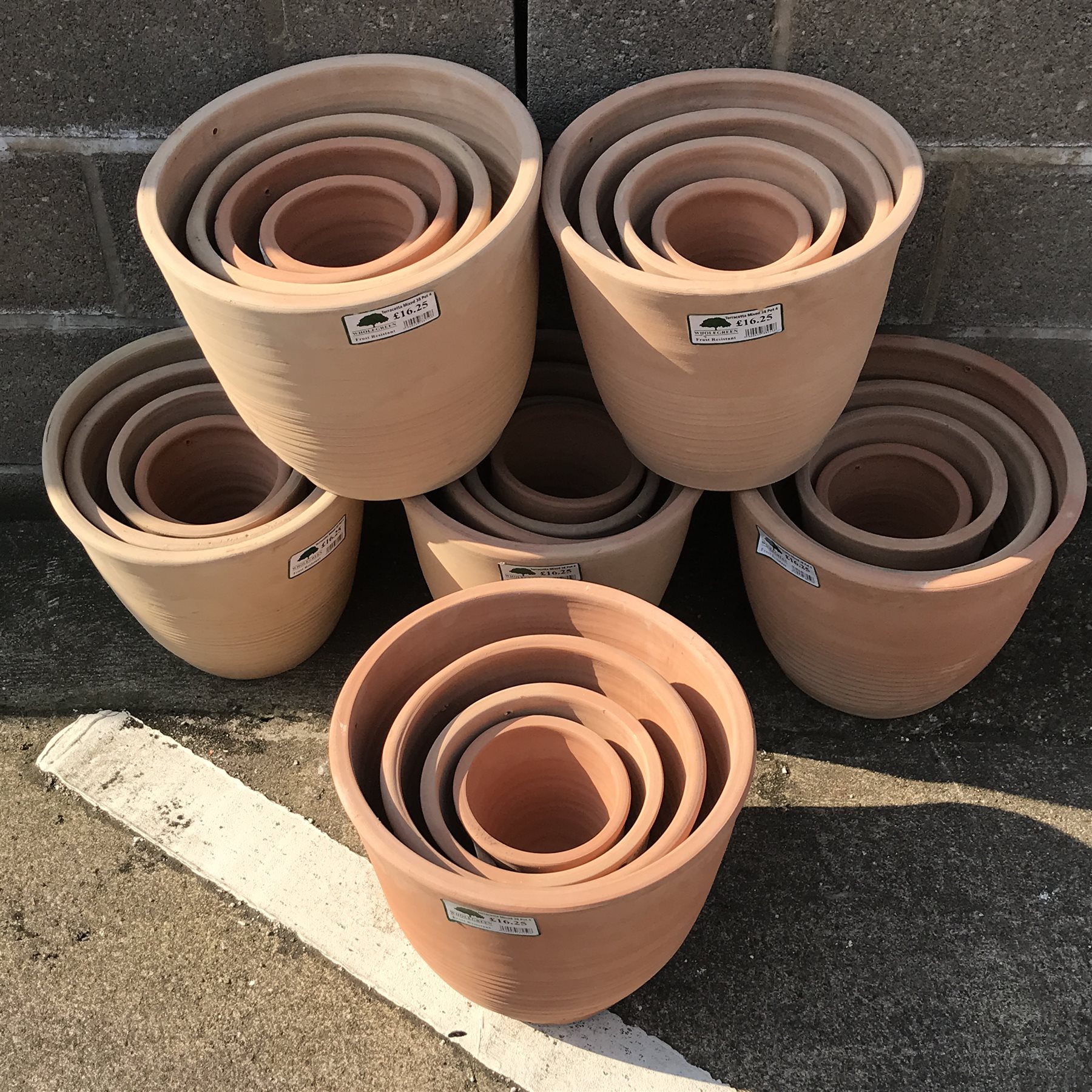 A quantity of approx. 24 mixed terracotta plant pots - various sizes - Image 3 of 3
