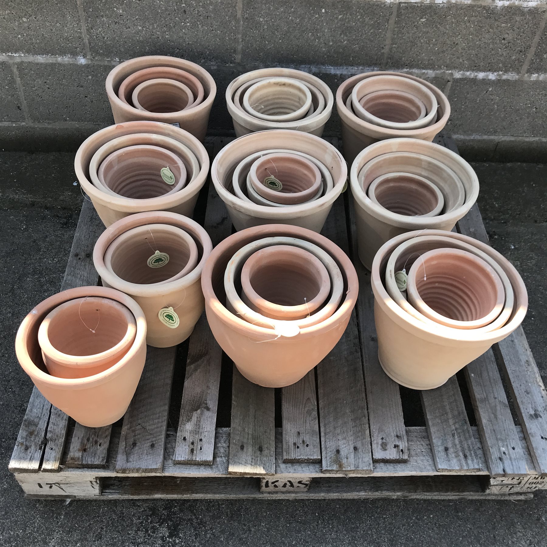 A quantity of approx. thirty two terracotta pots - various shapes and sizes - Image 3 of 3