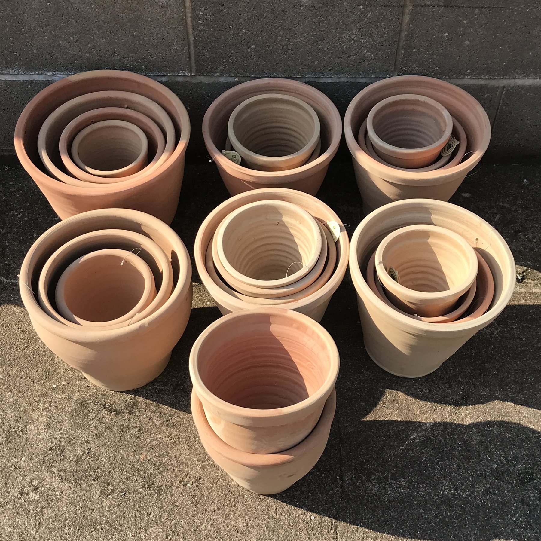 A quantity of approx. 24 tapering terracotta plant pots - various sizes - Image 2 of 2