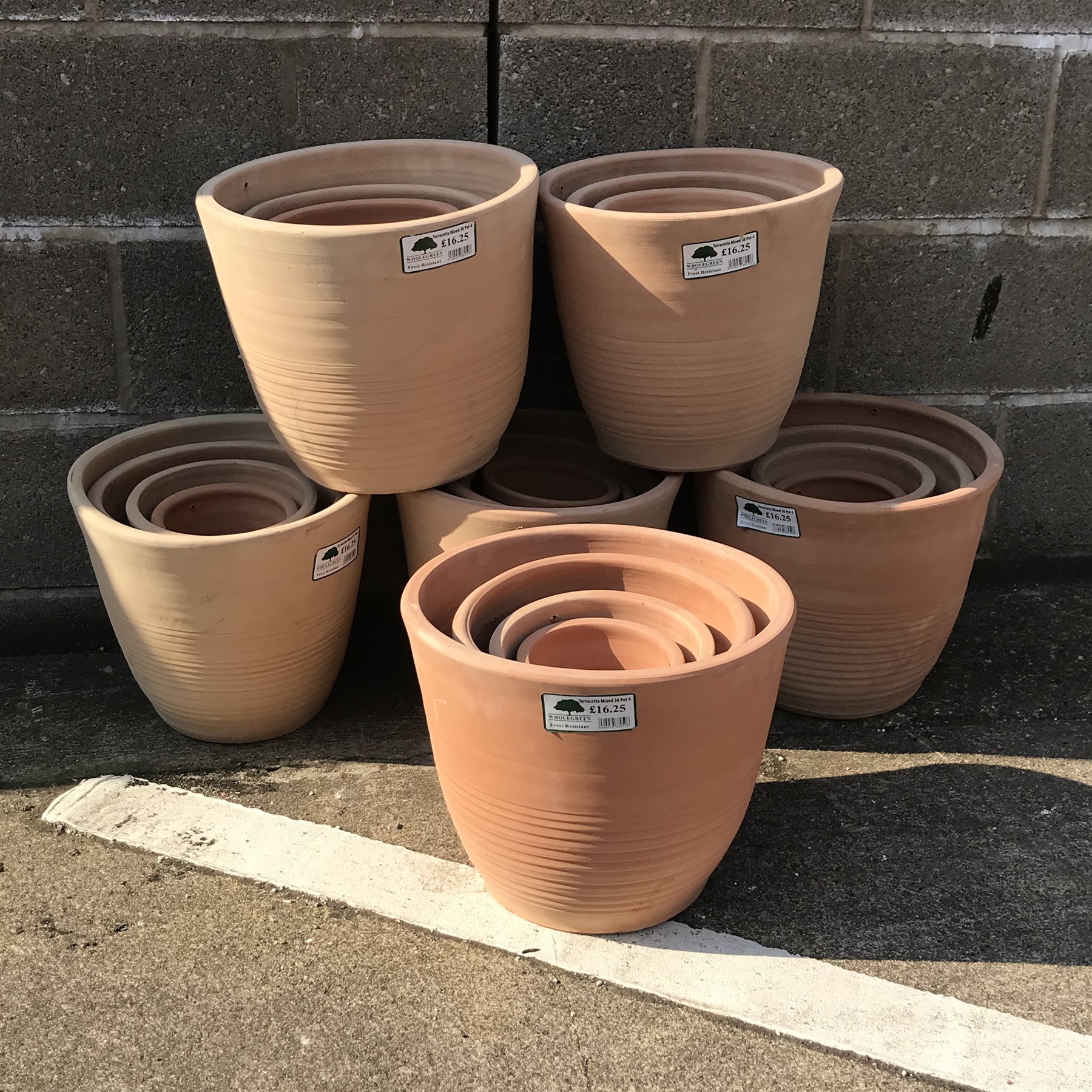 A quantity of approx. 24 mixed terracotta plant pots - various sizes - Image 2 of 3
