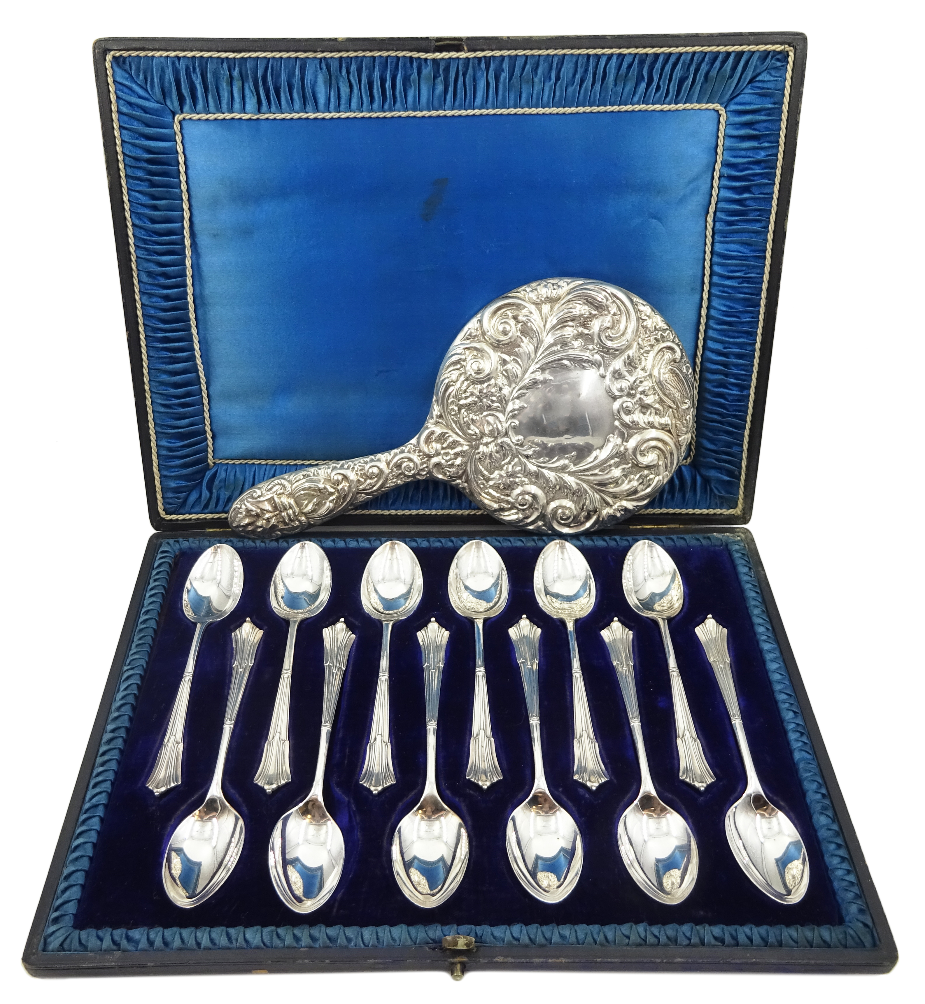 Set of twelve Victorian silver teaspoons by Walker & Hall, Sheffield 1896, cased, approx 9oz and sil