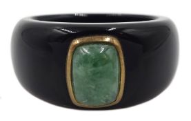 Black onyx, jade and gold mounted ring stamped 375