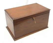 A mahogany box, with hinged opening top, H21cm L39.5cm.