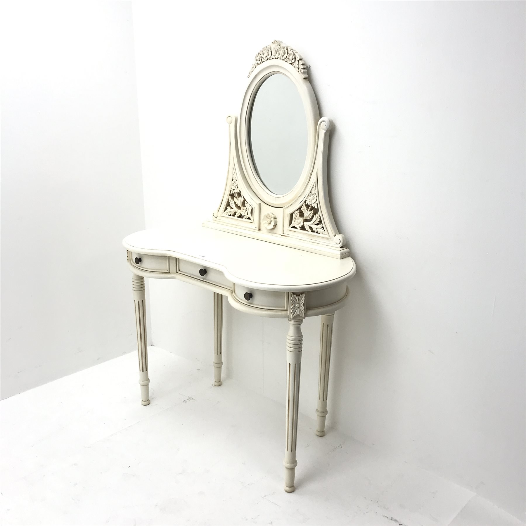 French style white kidney dressing table, raised oval mirror back, three drawers, turned tapering re - Image 2 of 8
