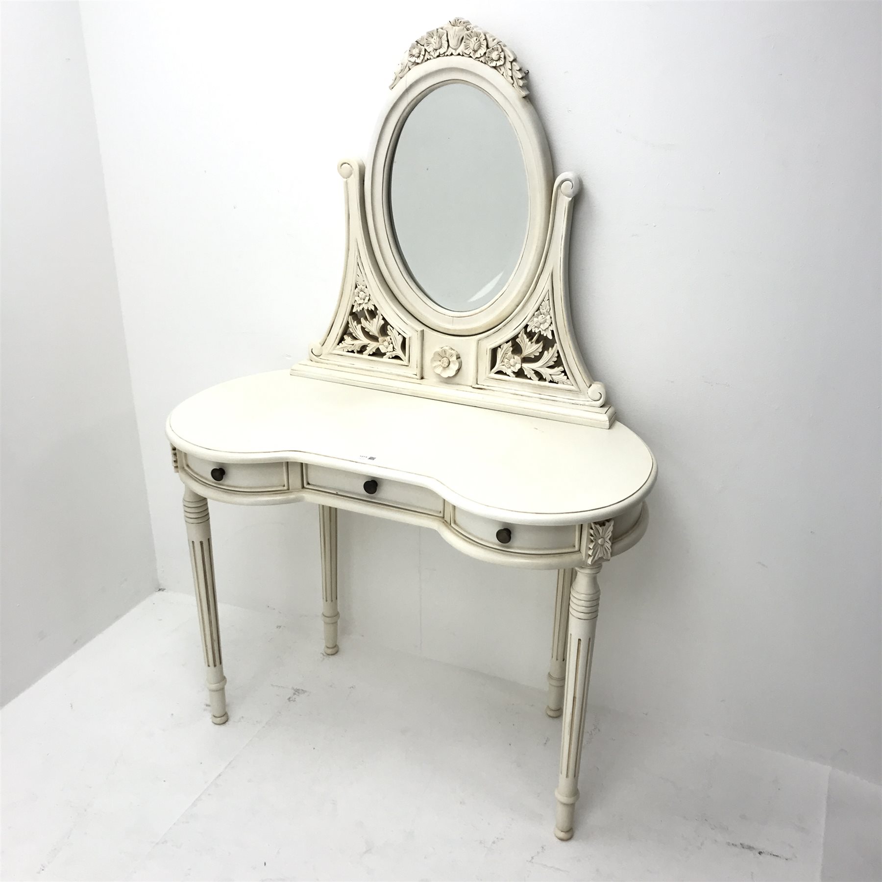 French style white kidney dressing table, raised oval mirror back, three drawers, turned tapering re - Image 3 of 8