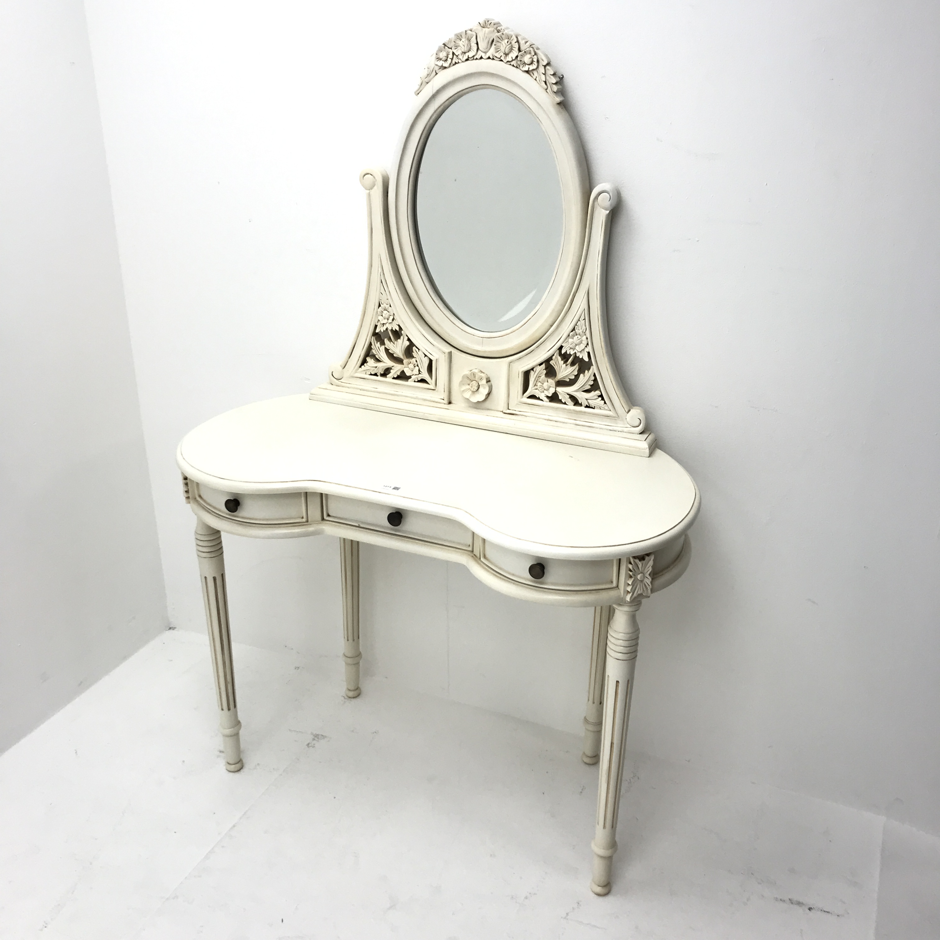 French style white kidney dressing table, raised oval mirror back, three drawers, turned tapering re - Image 6 of 8