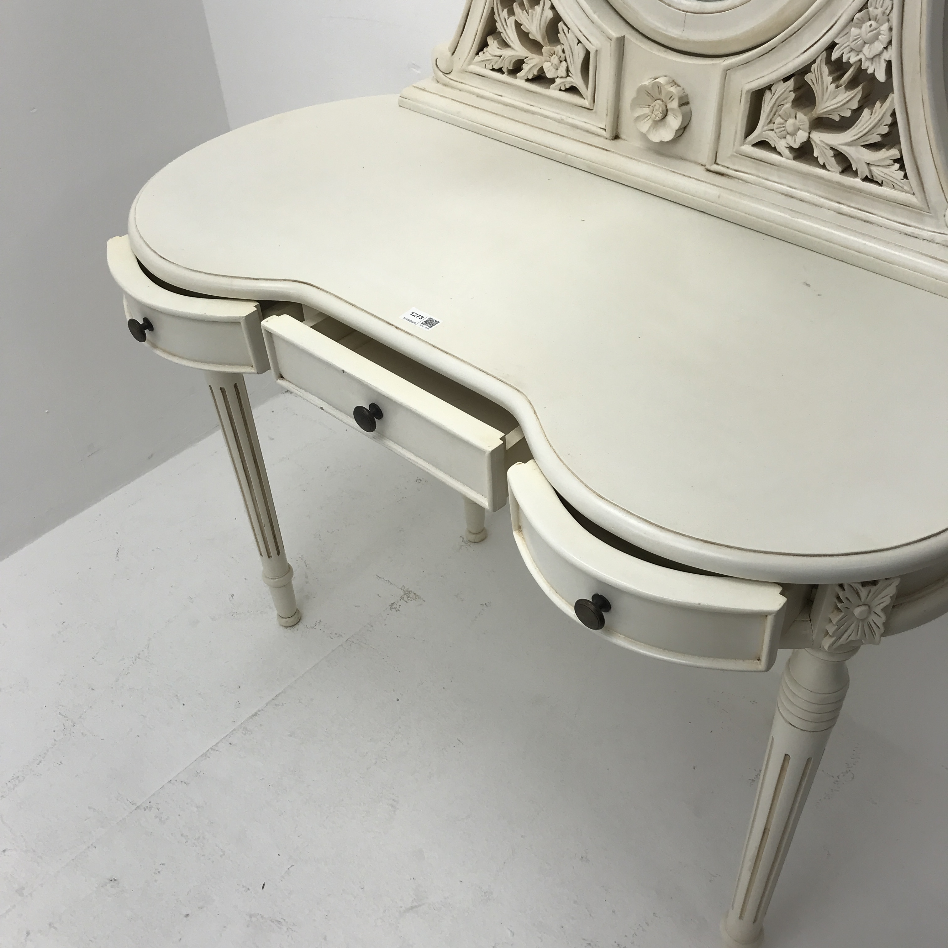 French style white kidney dressing table, raised oval mirror back, three drawers, turned tapering re - Image 7 of 8