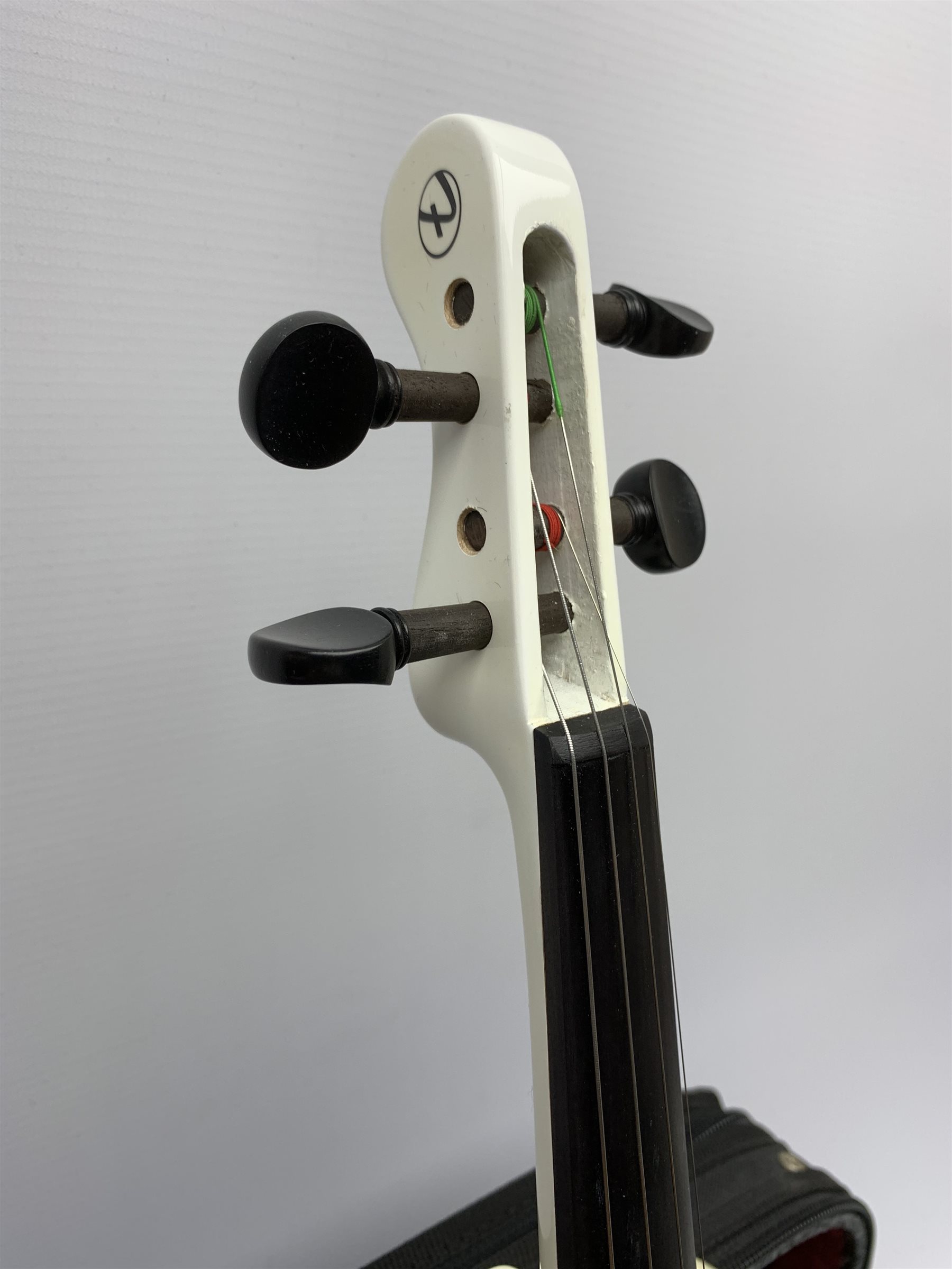 Fender white and black electric violin with 35.5cm back, serial no.KD00060342, 59cm overall, in orig - Image 2 of 10