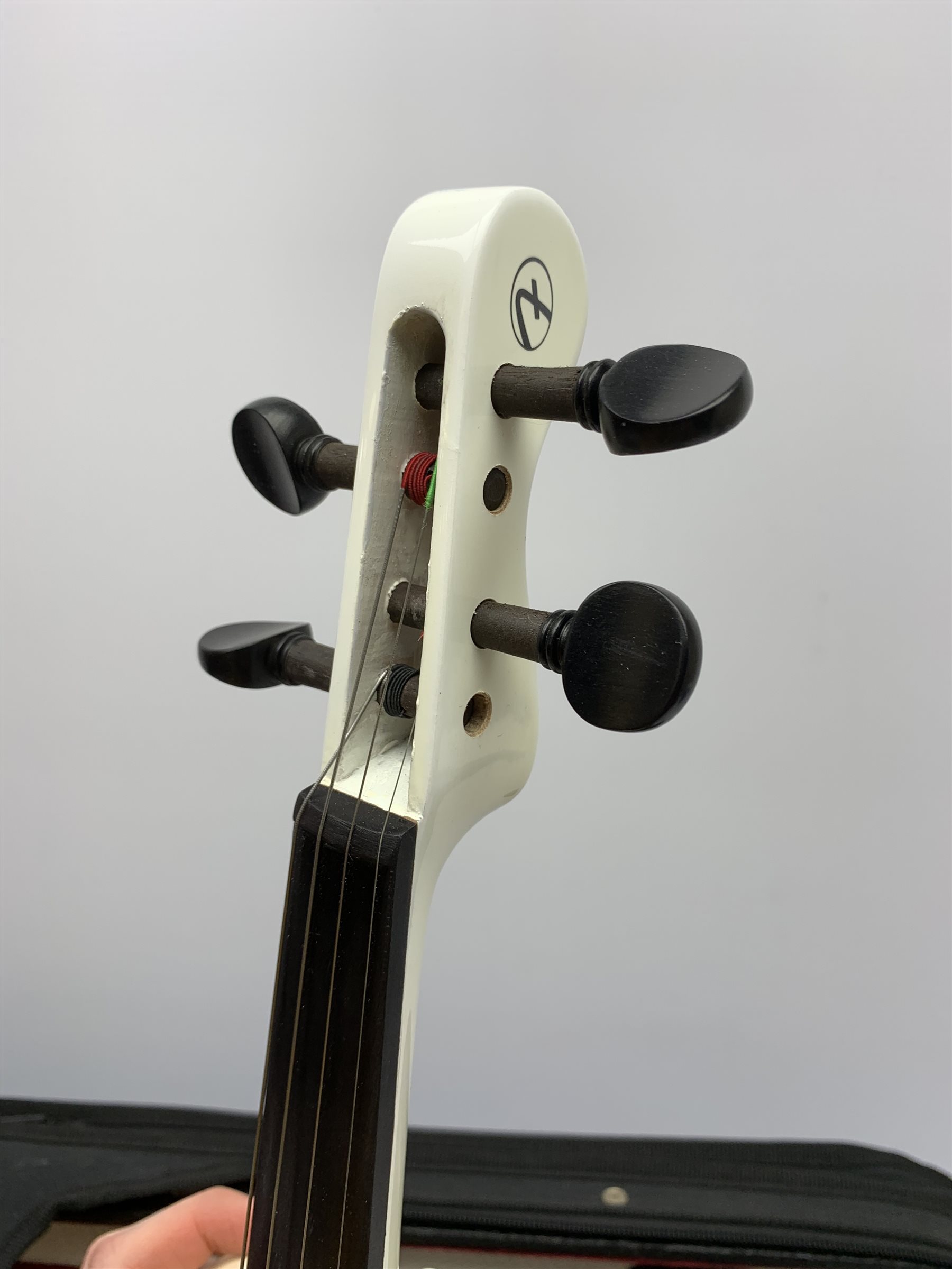 Fender white and black electric violin with 35.5cm back, serial no.KD00060342, 59cm overall, in orig - Image 3 of 10