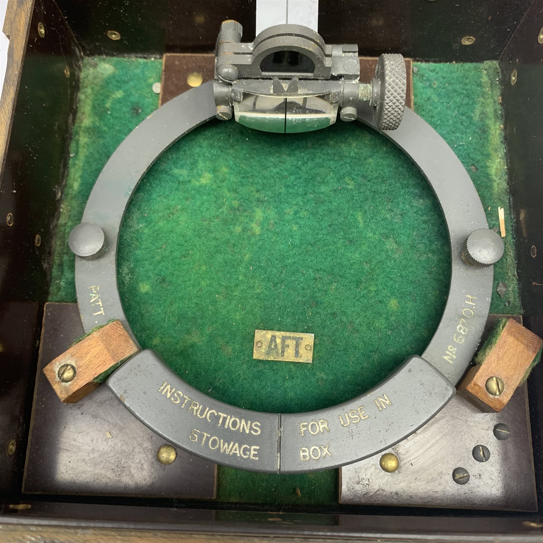 WW2 period Pattern 1152 Azimuth Circle navigation instrument, serial no.10819.H. in paxolin type cas - Image 6 of 7