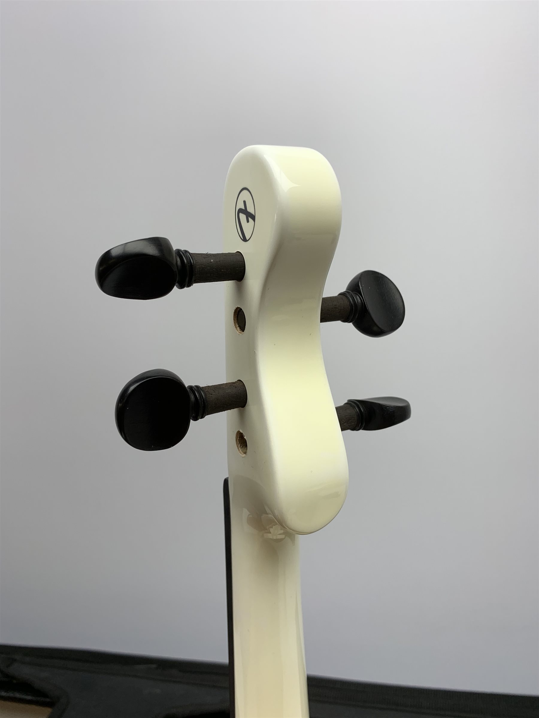 Fender white and black electric violin with 35.5cm back, serial no.KD00060342, 59cm overall, in orig - Image 4 of 10