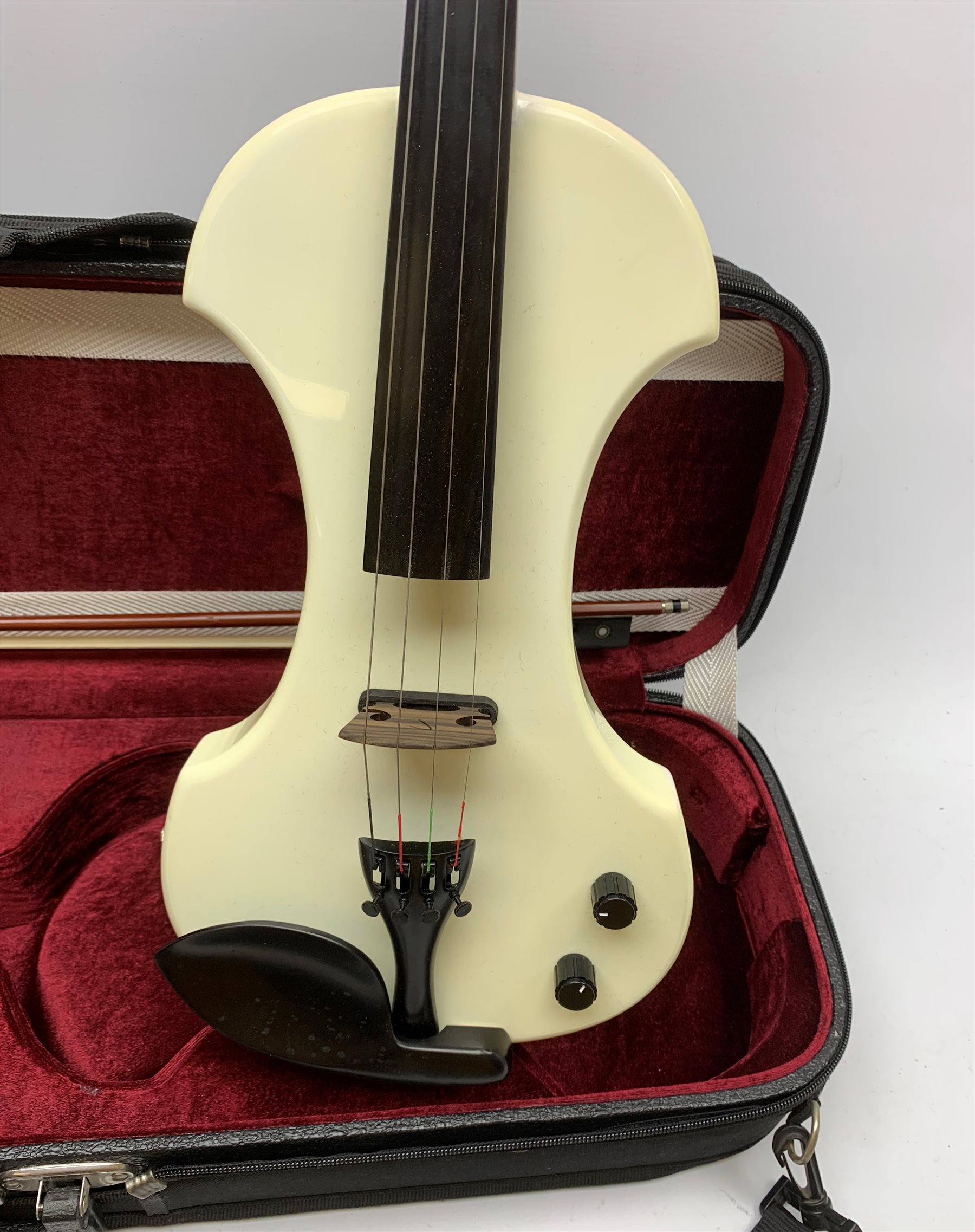 Fender white and black electric violin with 35.5cm back, serial no.KD00060342, 59cm overall, in orig - Image 7 of 10