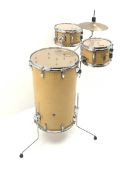 Cocktail drum kit with central 40cm tom and Hi-hat, flanked by 22cm snare and 29cm sidedrum H117cm