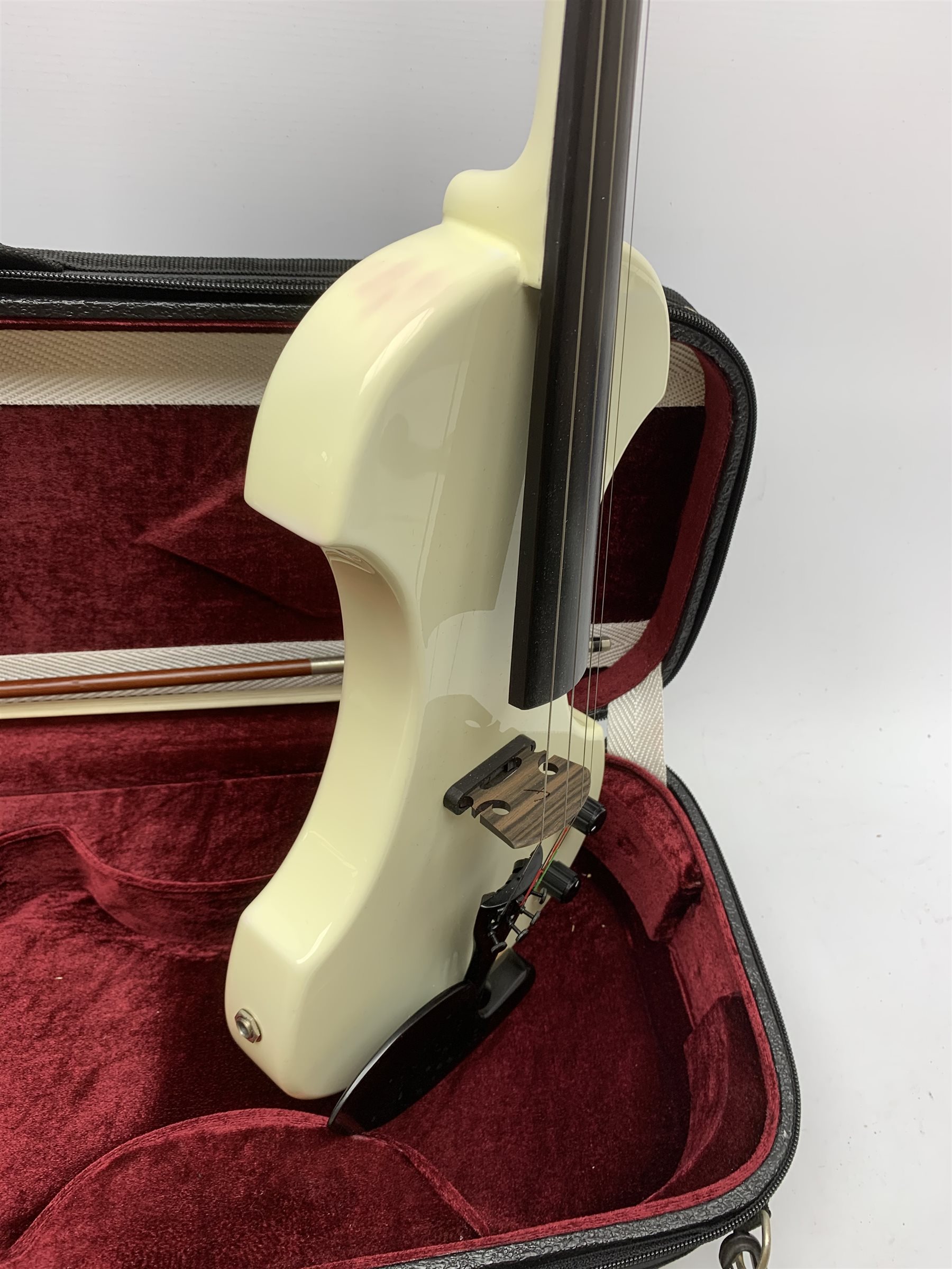 Fender white and black electric violin with 35.5cm back, serial no.KD00060342, 59cm overall, in orig - Image 8 of 10