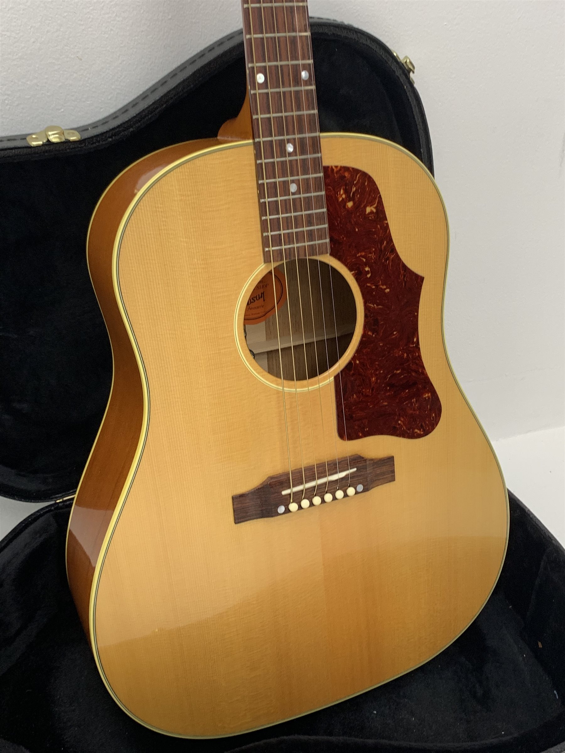 Gibson J50 VOS Custom Shop acoustic guitar, model no. 11686010, Deadknot J45 body with sitka spruce - Image 3 of 7