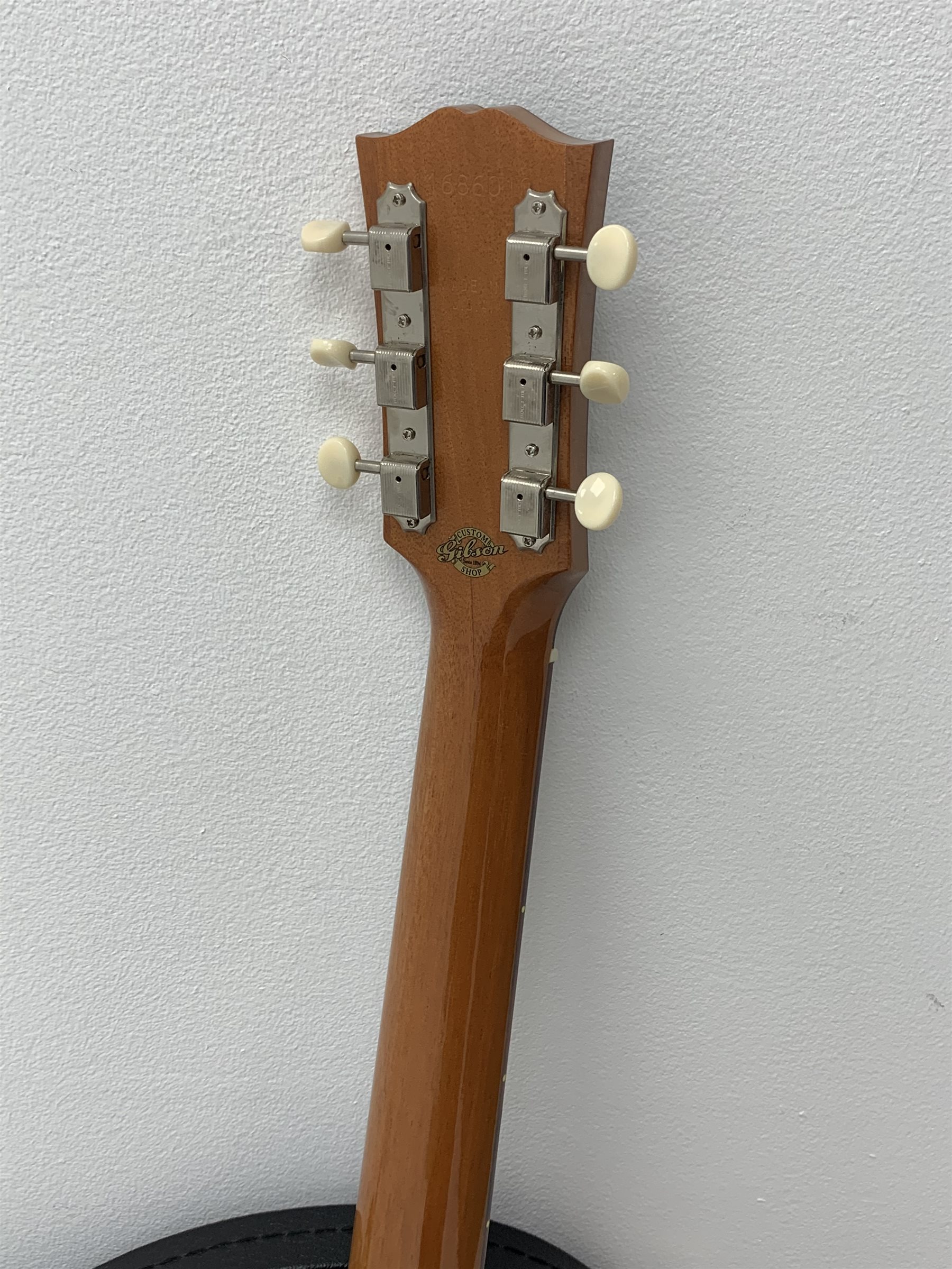 Gibson J50 VOS Custom Shop acoustic guitar, model no. 11686010, Deadknot J45 body with sitka spruce - Image 5 of 7