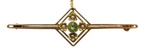 Edwardian peridot and split pearl bar brooch, stamped 15ct