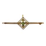 Edwardian peridot and split pearl bar brooch, stamped 15ct