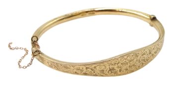 Early 20th century gold engraved decoration bangle, stamped 9ct