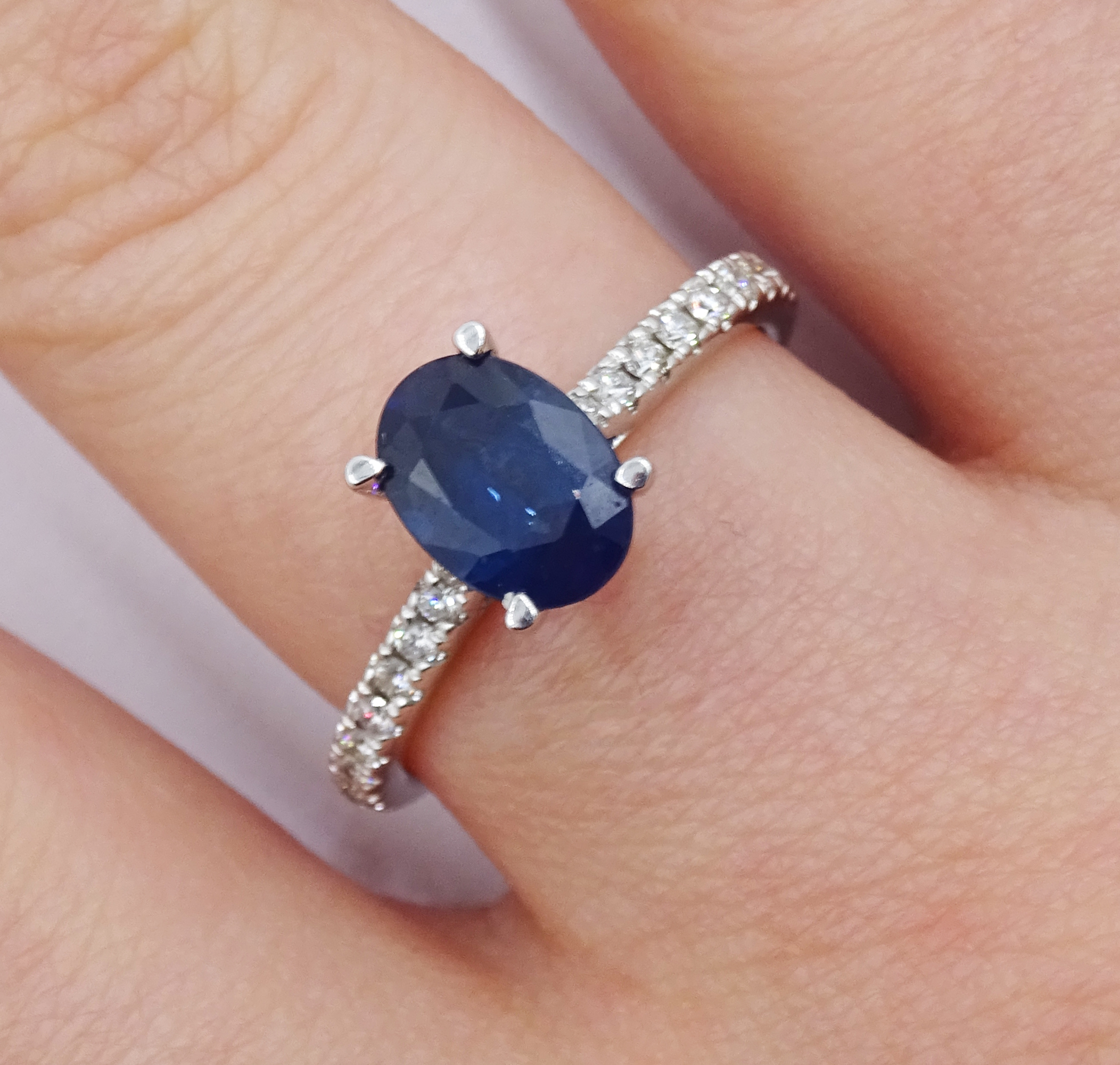 18ct white gold oval sapphire ring, with diamond set shoulders hallmarked, sapphire approx 1.35 cara - Image 6 of 9