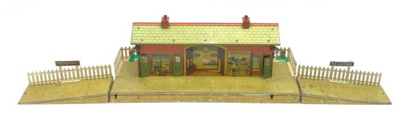 Hornby '0' gauge - three-piece Reading Station with electric lighting, tin printed building and spec