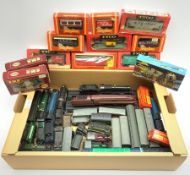 '00' gauge - twelve wagons by Tyco, Hornby, Athearn and GMR, all boxed; quantity of kit built plasti