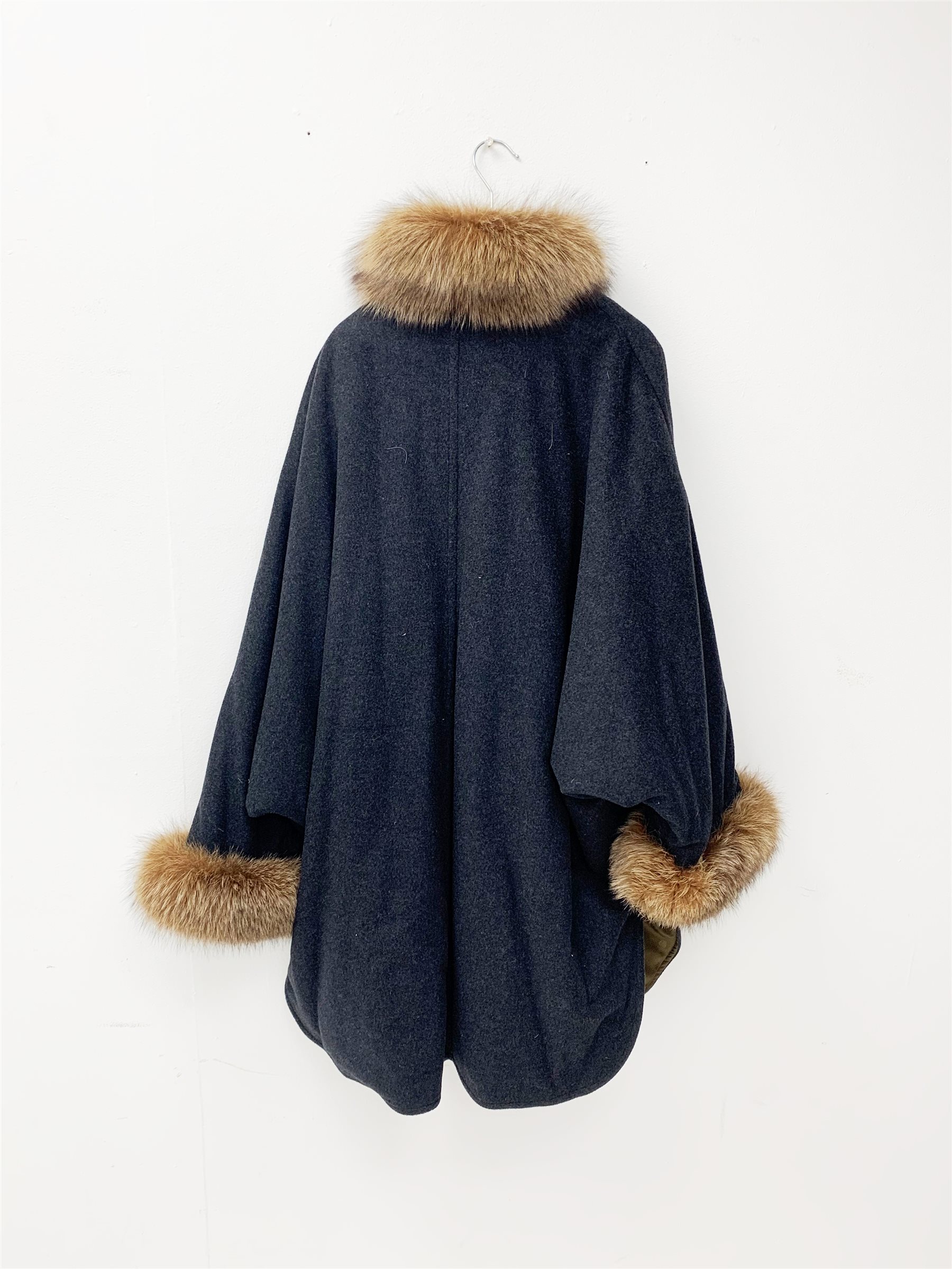 Schneiders' Salzburg Charcoal Cashmere batwing jacket with fox fur collar, trim and cuffs - Bild 4 aus 4