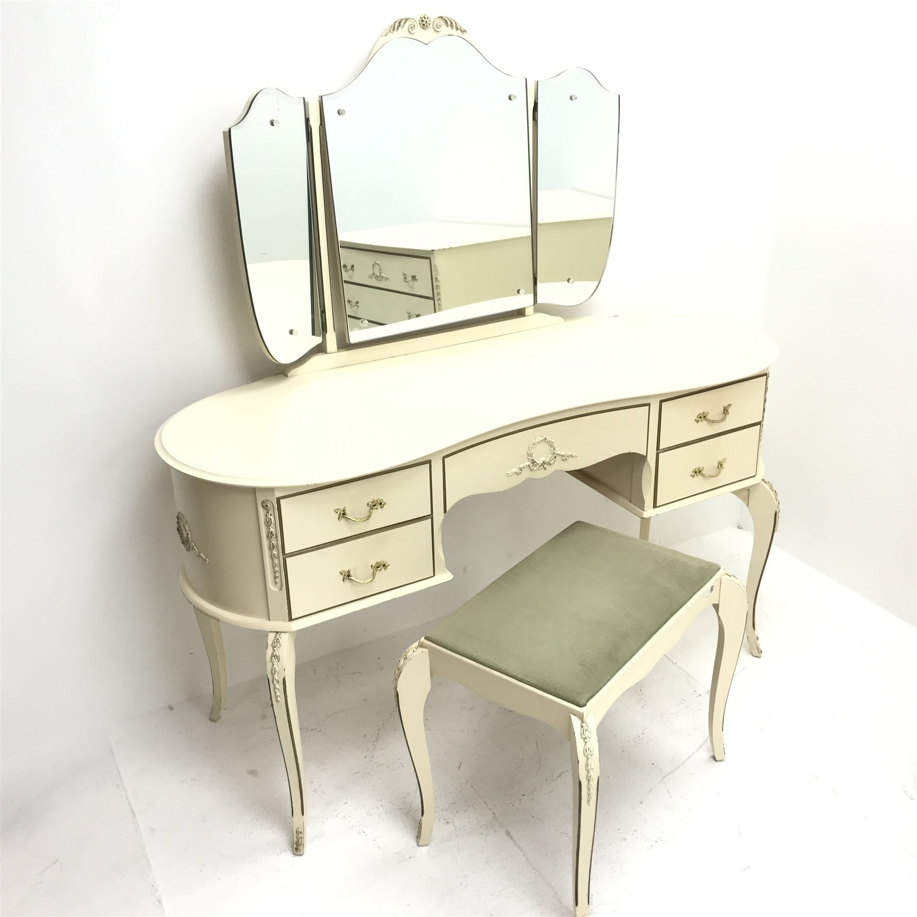 French style cream and gilt kidney shaped dressing table, raised three piece mirror back, five drawe - Image 2 of 3