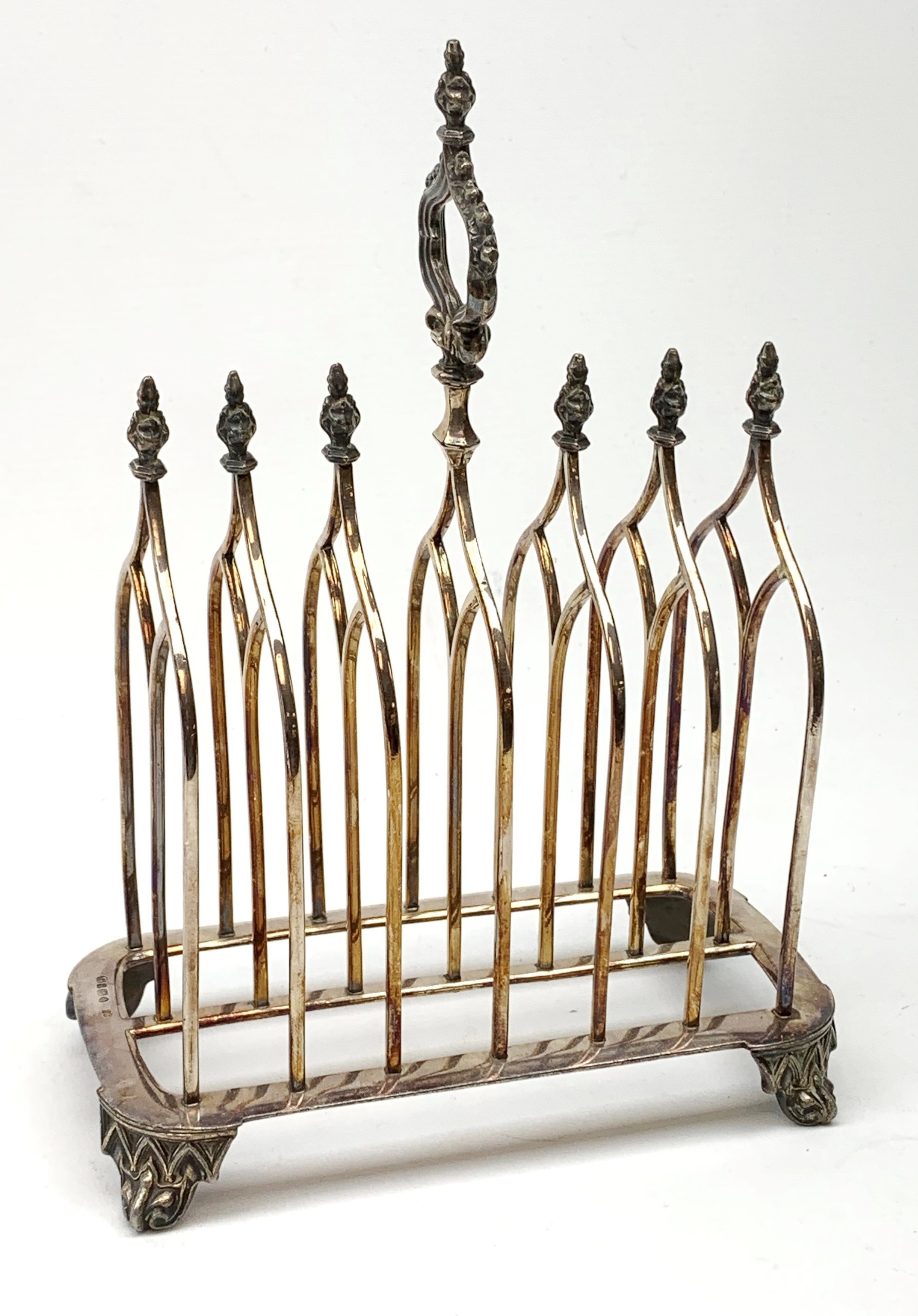 Victorian electroplate Gothic style toast rack, with seven arched bars, openwork handle and arcaded - Image 5 of 7