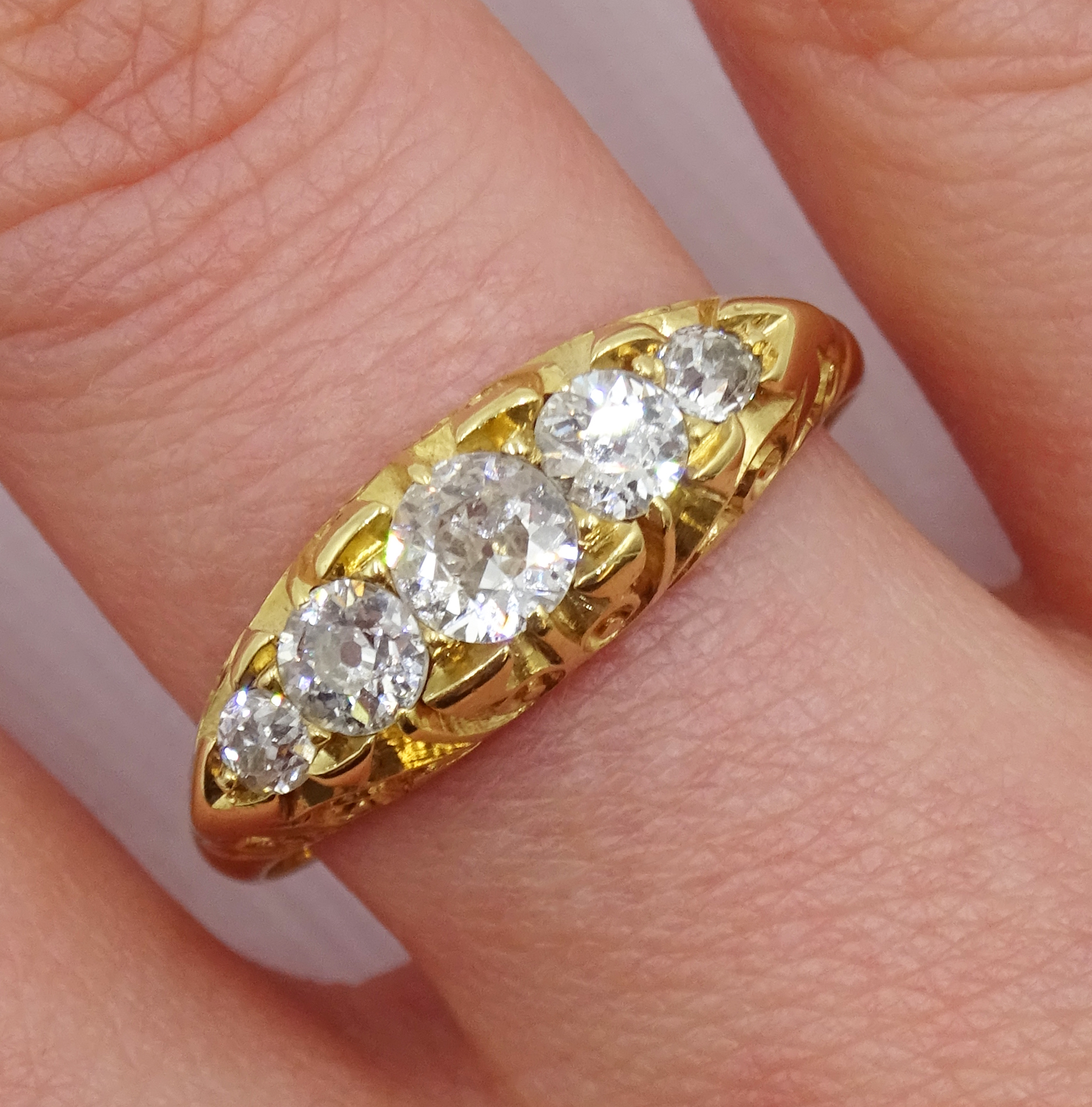 18ct gold graduating five stone diamond ring, hallmarked - Image 6 of 8