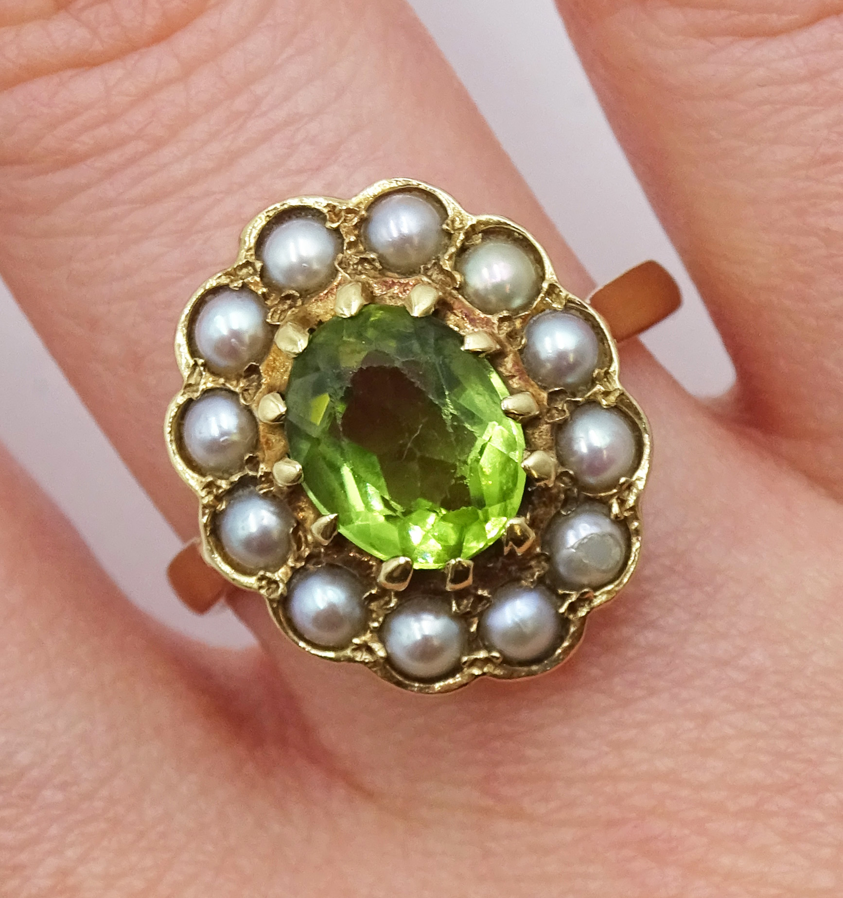 9ct gold oval peridot and split pearl cluster ring - Image 6 of 8