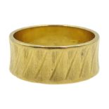 18ct gold wedding band, London 1966, approx 5.86gm