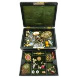 Early 20th century jewellery box, containing Victorian and later jewellery including 17ct gold stone