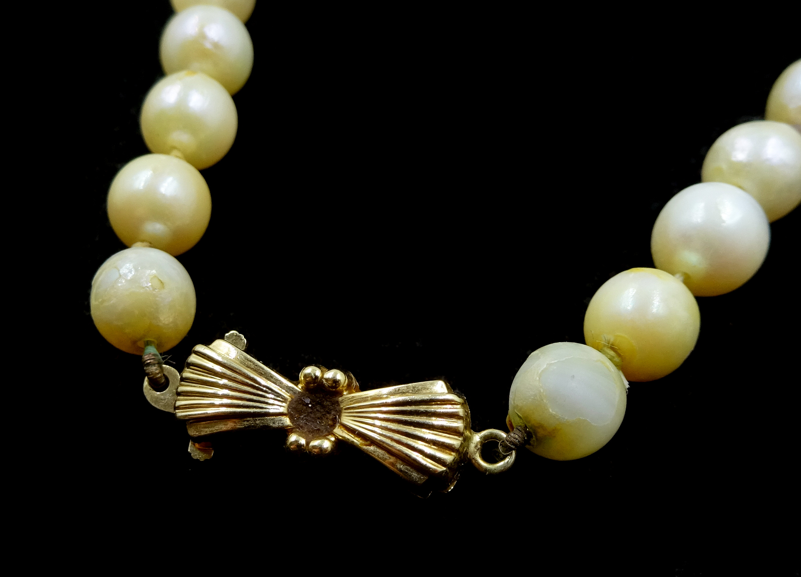 Two single strand cultured pearl necklaces, both with 9ct gold clasps,stamped or hallmarked - Image 5 of 6