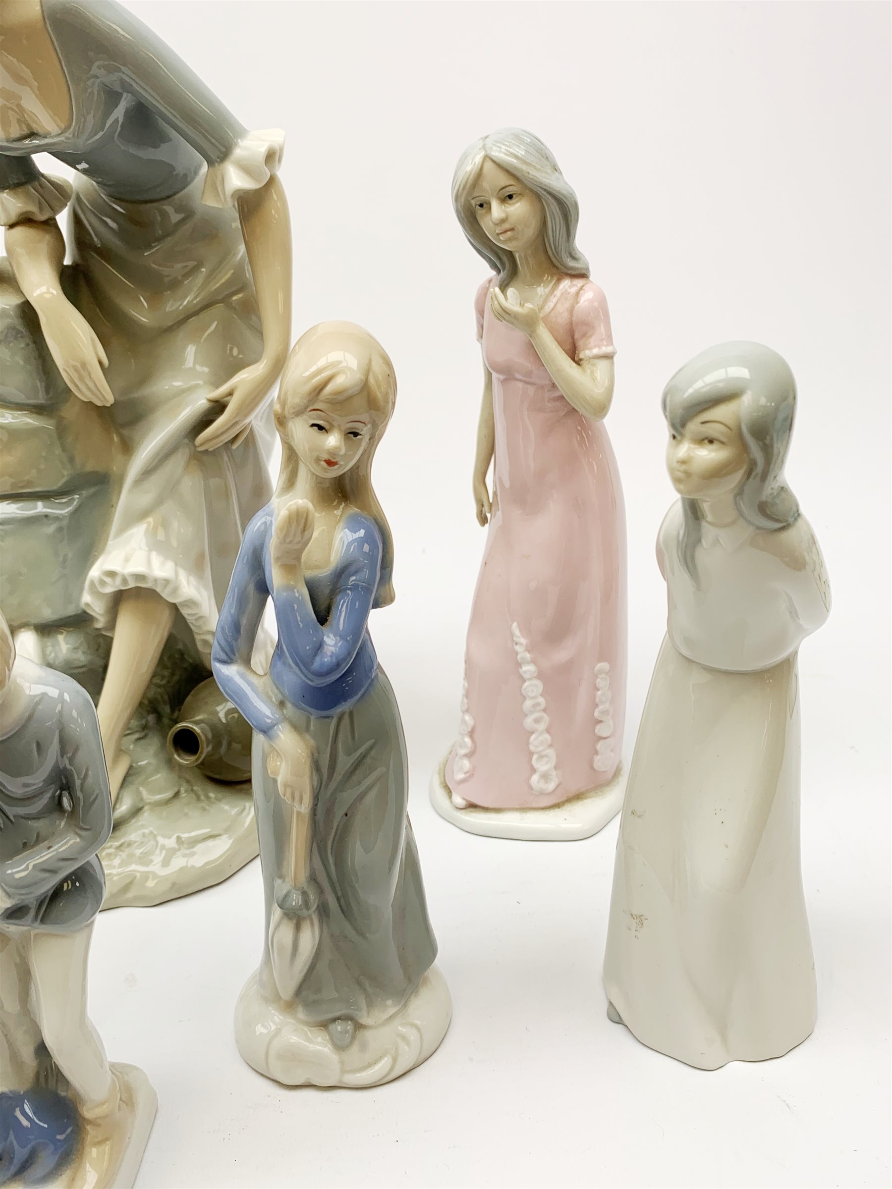 A group of figurines, to include a large Nao example, H32.5cm, and a Lladro table lamp, (a/f). - Image 4 of 4