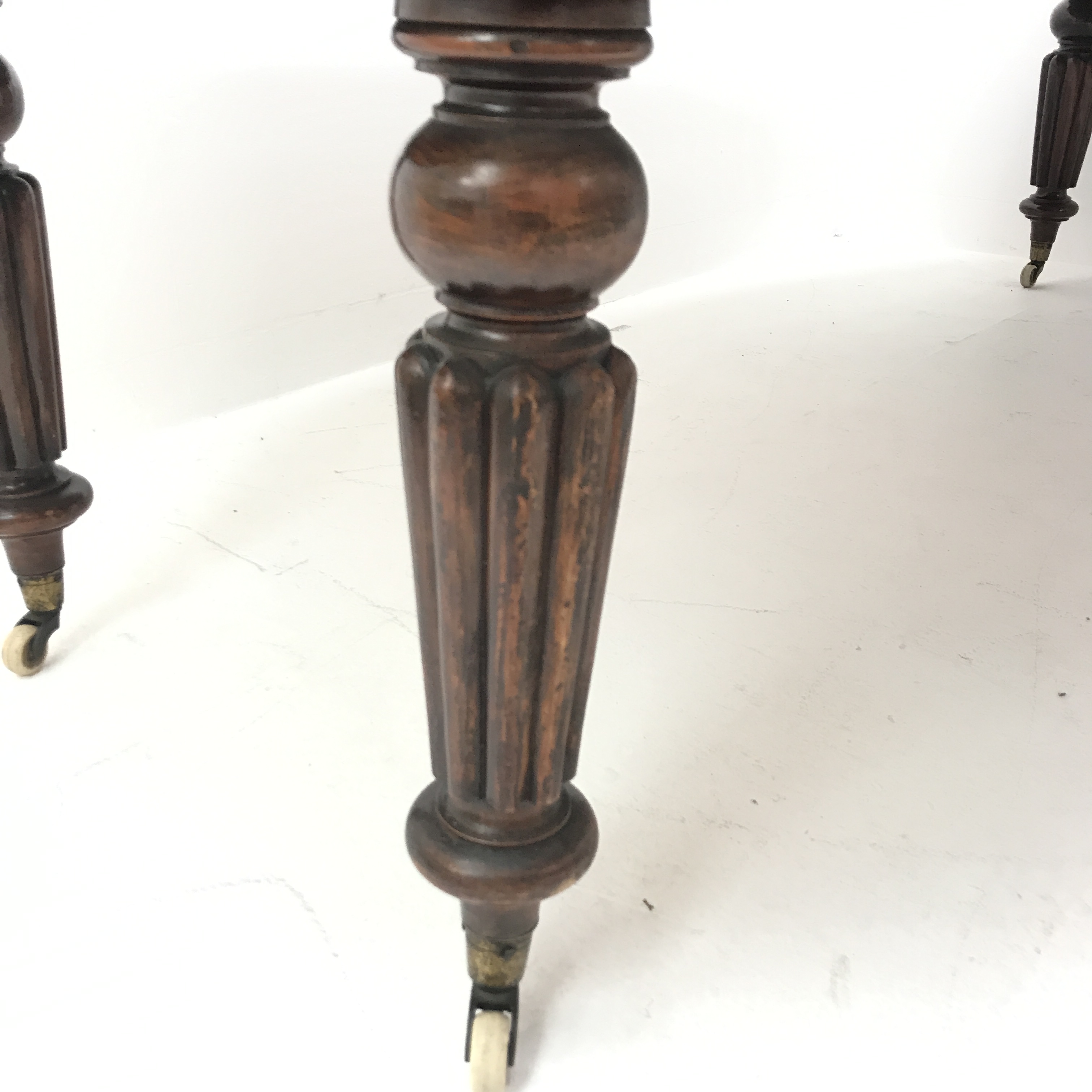 Victorian mahogany telescopic extending dining table with two leaves, turned supports, W217cm, H73cm - Image 8 of 8