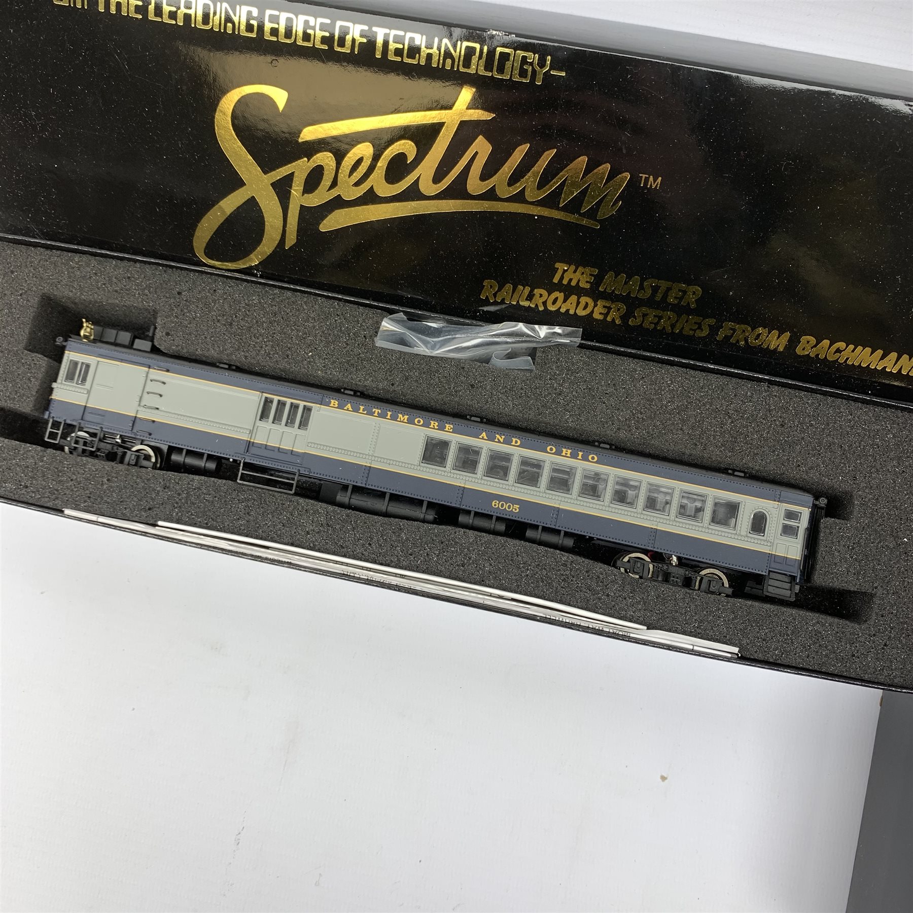 Bachmann Spectrum Master Railroader Series HO scale - two Baltimore & Ohio locomotives comprising 81 - Image 3 of 4