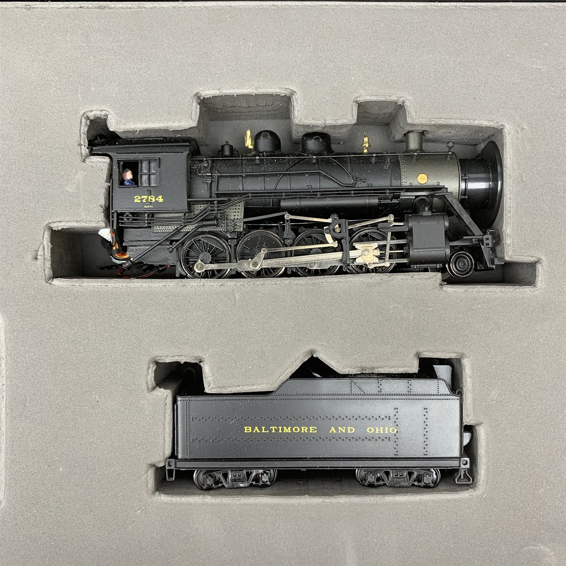 Bachmann Spectrum Master Railroader Series HO scale - two Baltimore & Ohio locomotives comprising 81 - Image 2 of 4